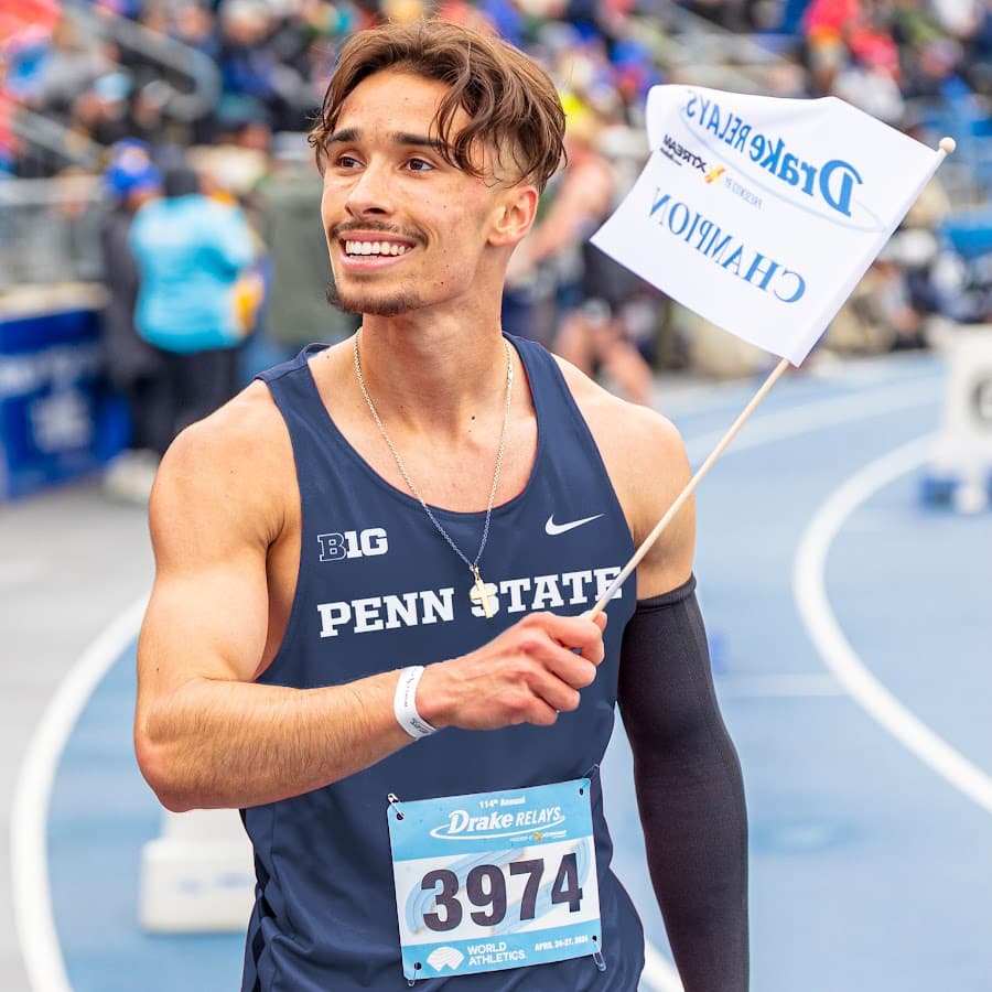 Niko Schultz competing in the 800 meters